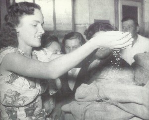 1950. Contadini di Crespellano consegnano il grano alle operaie Doppieri.