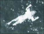 Uno dei cadaveri della tragedia di Ustica, prima del recupero