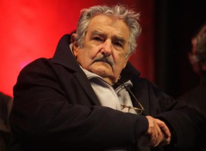 mujica rojo