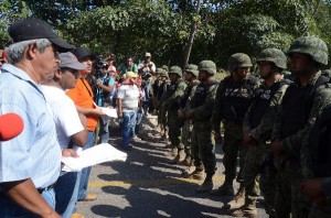 Ayutla protesta vs ejercito2