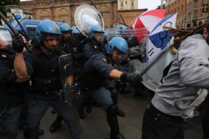 Le bastonate della polizia contro la sinistra antagonista il 3 maggio scorso a Bologna, che protestava pacificamente contro Renzi alla Festa de l'Unità. Partito tollerante il PD!