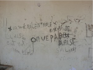 Scritte sul muro del palazzo di città di Bobo-Diulasso bruciato durante la rivolta: «Blaise è la nostra Ebola». 