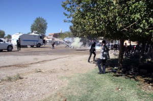 Cariche della polizia turca sulla folla in lutto a Nusaybin.