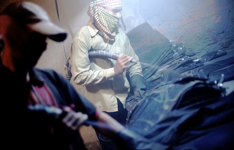 Bangladesh: sabbiatura dei jeans, 2010. Foto: Allison Joyce.