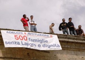 Settembre 2009: operai Adelchi occupano il tetto del Comune di Tricase.